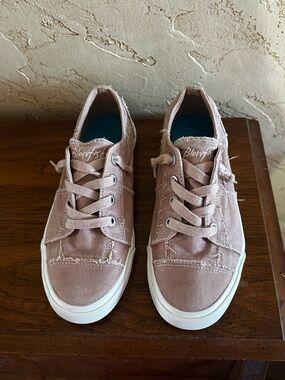 Blowfish Malibu Women’s Pink Canvas Sneakers size 9